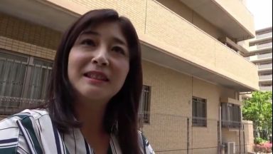 〚熟女ナンパ〛　買い物前の熟女妻をナンパ　男を忘れかけた弛んだ肉体が10年ぶりの肉棒に疲れる快感に身悶えのthumbnail