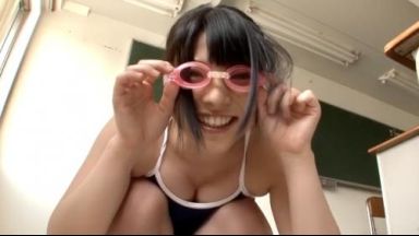 【潮吹き】ピチピチなスクール水着に着替えた上原亜衣が、ヌルヌルなオマンコに電マでピストン刺激されて汁をスプラッシュのthumbnail