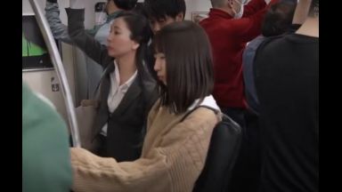 【巨尻母痴漢】混み合う電車で娘の横で背後から魔の手…『もう止めてくださいッ‥』と感じてしまう熟女のthumbnail