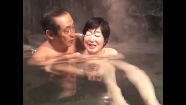 《伊東悦子》六十路のショトカ高齢熟女おばさん人妻が、愛する旦那と温泉旅行で中出し交尾するアカンやつ!!ｗｗｗのthumbnail