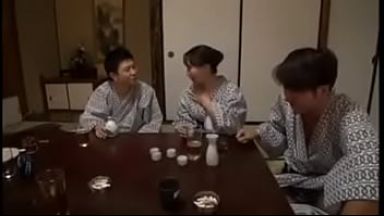 旅行に来ていた清楚そうな人妻を夜這いしたら喜んでおまんこ広げて男たちのちんこを受け入れ！激しいピストンでガチイキのthumbnail