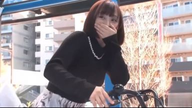 【マジックミラー号】「こ、こんなに振動するんですか？座ってられないんですけど…」電マサドルでイキ潮漏らす素人妻のthumbnail