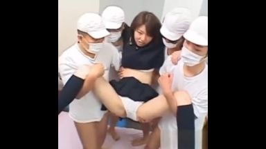 沢山の男子生徒が見守る中、担がれパンツを脱がされるJK！手も足も出ない状態で手マンされる！のthumbnail