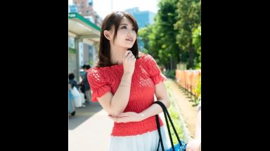 ☆人妻ナンパ☆　２９歳だというとても子持ちには見えない色白美肌のスレンダーボディがひと際目を惹くとってもキレイな人妻がとびきりスケベな淫乱メス犬に豹変！昼下がりの白金台で街頭アンケートだと近寄ってきた経験豊富なナンパ師の口車に乗せられてソノ気になった欲求不満の人妻が魅せる淫らな姿を見逃すな！のthumbnail