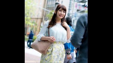 ２４歳だという清楚系ながらセックスアピール半端ない爆乳デカ尻の神ボディがひと際目を惹くとっても綺麗な美人奥さまがとびきりスケベな淫乱メス犬に豹変！浮気は良くない事だと分かっていながらも初めて会った名前も知らないナンパ師の口車に乗せられてソノ気になった人妻の淫らな姿を見逃すな！のthumbnail