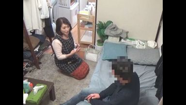 【熟女】おばさんレンタルで来た50代美魔女美女人妻を盗撮隠し撮り！ベッドで添い寝をお願いからなし崩しにハメる不倫セックス！のthumbnail