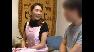 【熟女】おばさんレンタルの50代美魔女美女人妻を自宅で盗撮隠し撮り！下着を盗んだことがバレるも母性溢れるエロ不倫セックス！のthumbnail