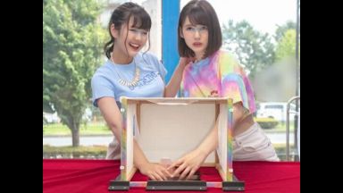 【マジックミラー】肌の露出多めな未成年美少女2人組が箱の中身は何だろな？企画に挑戦！巨根デカチンを握らされ大興奮⁉のthumbnail