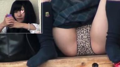 【JKしゃがみパンチラ】大股開きでJK、ド派手なヒョウ柄のパンツを履いてる！これはもう処女を卒業した証か。のthumbnail