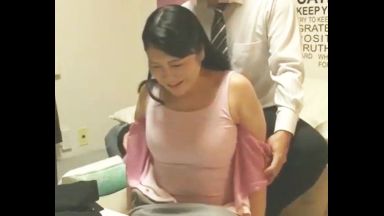 ！43歳Housewifeと隠し撮り「こんなAuntを抱いてくれるの？！」欲求不満の完熟Pussyは愛液トロトロで我慢できないののthumbnail