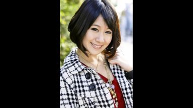 ☆人妻ナンパ☆　３３歳だという仕事が忙しすぎる旦那様とはセックスレス状態が続いてるとおっしゃる美人奥さまがとびきりスケベな淫乱メス犬に豹変！浮気は良くない事だと分かっていながらも初めて会った名前も知らないナンパ師とひとつになって絡み合う濃密セックスで完全発情したドスケベ人妻の淫らな姿を見逃すな！のthumbnail