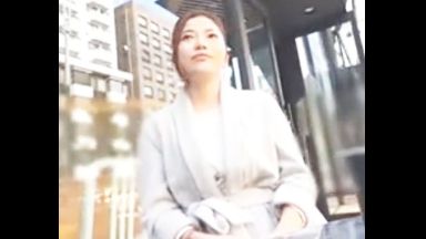 ♥18歳で結婚した人妻の旦那は54歳…数年レスで満足できないおマンコは愛液トロトロで中出しどぴゅぅぅぅのthumbnail