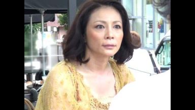 【熟女ナンパ】アラフィフ40代でも性欲旺盛な美魔女美女おばさん！年下チンポに大興奮する不倫セックスで絶頂アクメの浮気妻！のthumbnail