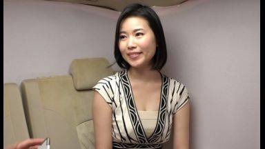 ☆人妻ナンパ☆　３７歳だという夫婦仲は円満でセックスライフも充実してるとおっしゃるとってもお淑やかな完熟寸前の美人奥さまがとびきりスケベな淫乱メス犬に豹変！銀座の街中でアンケートを装い近寄ってきた言葉巧みなナンパ師に女心をくすぐられてソノ気になった清楚系の人妻が魅せる淫らな姿を見逃すな！のthumbnail