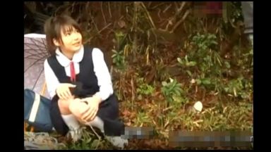 「こら！なにやってんの！？」裏山に放置されっぱな大量エロ本を閲覧没頭している制服美少女JCを発見！のthumbnail