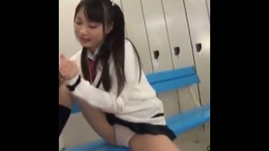 JKを覗いていたら見つかったけどセックスに誘ってくれた！のthumbnail