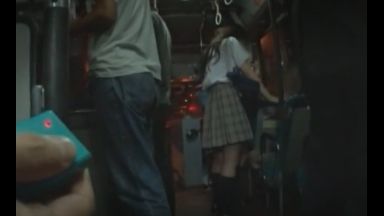 【鬼畜】痴漢の電マ責めにガクブル痙攣！ビチョ濡れ女子高生が快楽に溺れて…抵抗不能のまま生ハメ顔射のthumbnail