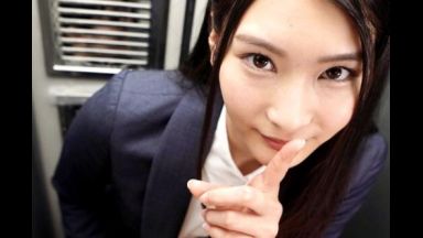 【本庄鈴】硬くなってる？タイプの女の子と一緒に密室のロッカーの中で密着されて、エッチなことされる最高な体験のthumbnail