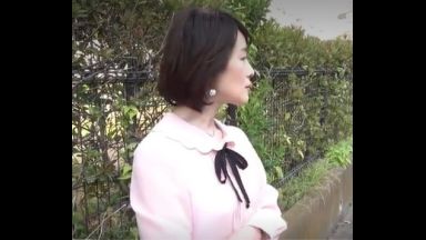 ！！2回はシて欲しいの…46歳の清楚人妻と待ち合わせして絶倫おマンコに即チンポ欲しがっちゃう！！あぁぁぁっぁぁイクっぅうぅのthumbnail