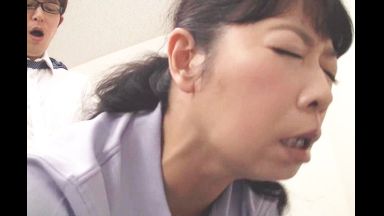 ♥掃除のおばちゃんと勤務中に中出しチンポ掃除「私でいいんですか？…」欲求不満マンコは僕の性処理肉便器のthumbnail