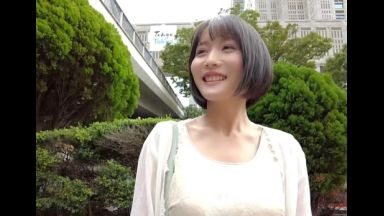 ☆人妻ナンパ☆　３６歳だという結婚はしてるが子供はいないと仰るとってもキレイな美魔女系の人妻がとびきりスケベな淫乱メス犬に豹変！浮気はダメだと分かっていながらも太くて硬いご主人よりも立派なガチガチ勃起チ●ポを見せつけられて性的欲望が覚醒した欲求不満の人妻が魅せる淫らな姿を見逃すな！のthumbnail