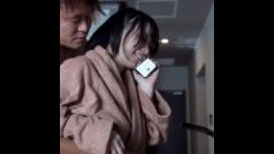 【彼氏を裏切る彼女】もしもし・・何でもないよ！爆乳彼女が男とホテルで浮気・・電話しながら激しいセックスのthumbnail