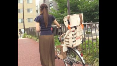 ♥子供をお迎えに行く途中のママさんに童貞卒業お願いしてみた♥筆おろしは4歳子持ちのお母さん…ママチャリ人妻のthumbnail