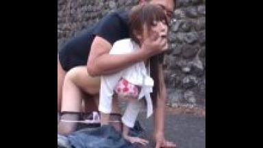 【変態青姦】抜いちゃいやぁ！露出狂のカップル・・白昼の道路脇で大きな喘ぎ声を出して青姦セックス！のthumbnail