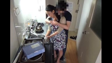 ☆人妻ナンパ☆　４０歳だという子育ての合間に仕事をしてる働き者の美人奥さまがとびきりスケベな淫乱メス犬に豹変！平日の昼下がりおばさんレンタルの派遣先で出会った熟女好きの年下男子にオンナとして求められてソノ気になった欲求不満の人妻が怒張した生チ●ポをなりふり構わずハメまくる淫らな姿を見逃すな！のthumbnail