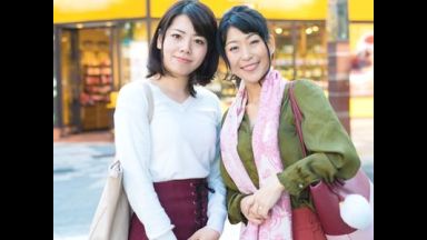 【母娘ナンパ】四十路母親と娘を素人親子ナンパ企画！娘にフェラ指南するお母さんに娘も参加しエロエロ親子丼3P乱交セックス！のthumbnail