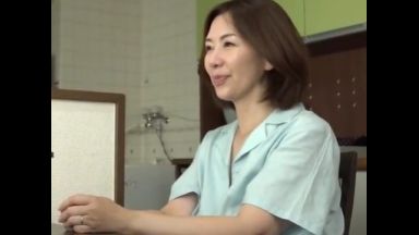 ♥52歳の清楚奥様が玄関で配達員とチンポ挿入させて見せつけちゃう「おばさんに挿れてよ…♥」絶倫変態露出狂のthumbnail