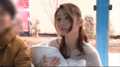 【マジックミラー号】デカ過ぎるチンポに悩む男のモノを美味しそうにフェラする人妻は生ハメ中出しで男の悩みを解消のthumbnail