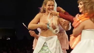 ストリップでもないのに舞台の上で爆乳を晒した女優がコチラｗｗｗのthumbnail