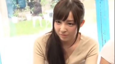 【マジックミラー号】「絶対、言っちゃダメです」外で待つ夫に背徳感を感じながらも快感に溺れ中出しも気付かない敏感妻のthumbnail