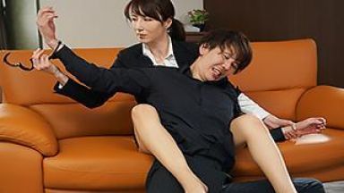 澤村レイコ 美熟女捜査官が男を拘束し顔面騎乗位手コキで強制射精させるのthumbnail