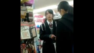《JK顔出し・生下着盗撮動画》学校帰りの制服少女に付きまとい、短すぎるスカートの中を動画撮影のthumbnail