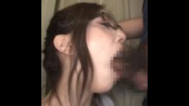 【霧嶋りお】男に汚されて感じる変態人妻・・ディープスロートから臭い濃厚ザーメンを飲み干す人妻のthumbnail