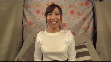 〚素人ナンパ〛　笑顔の可愛い素人女子の両足を拘束し骨盤矯正という名の電マ責め　欲情マンコにヌルっと肉棒挿入のthumbnail